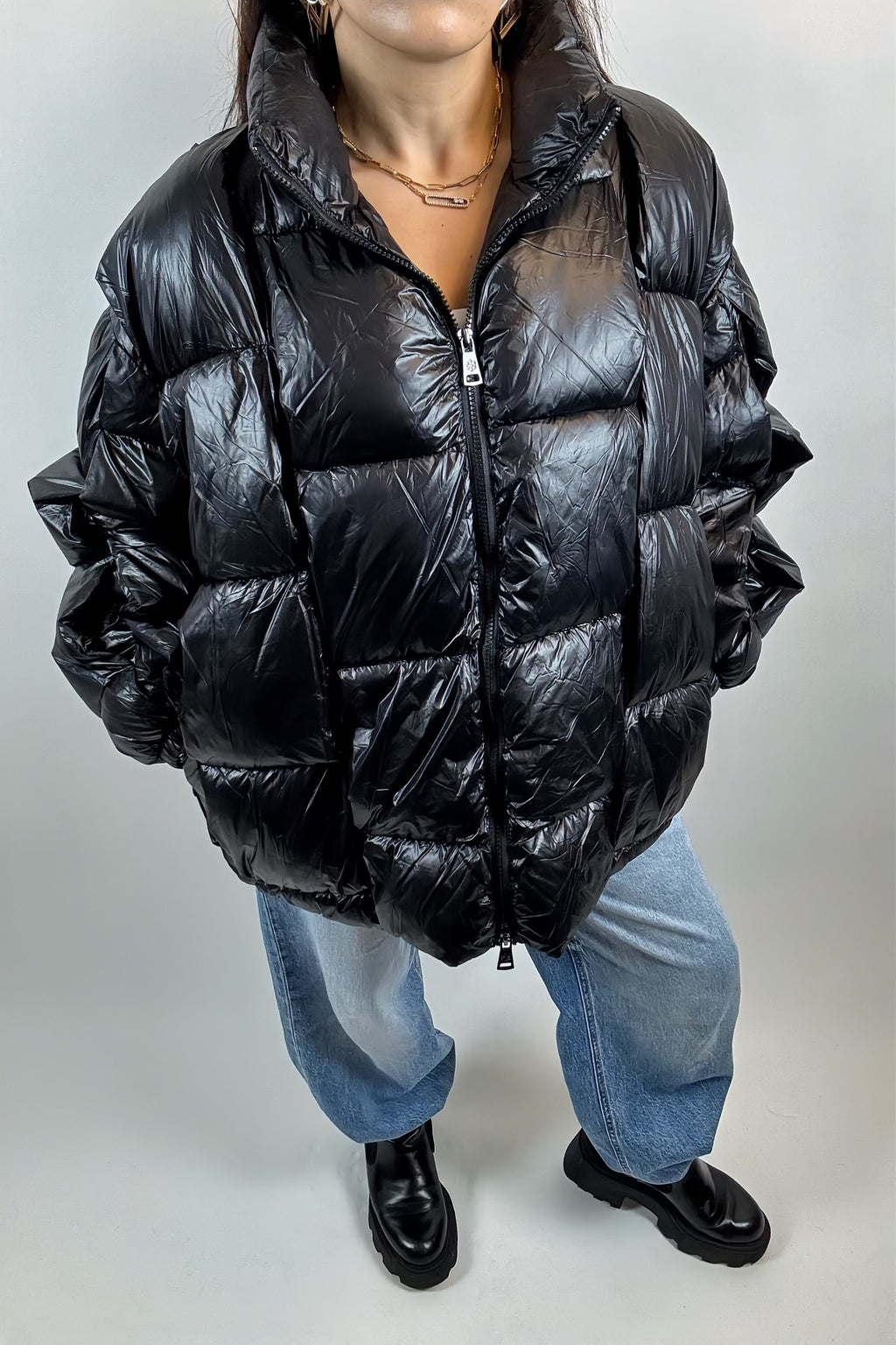 Veste matelassée élégante à design carré moderne, col haut et rembourrage léger