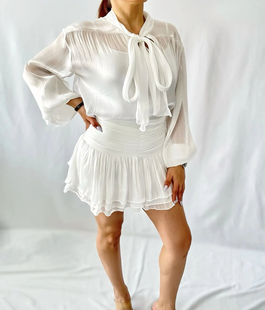 Ensemble chic blanc satiné - Blouse à nœud & jupe plissée - ARMINE'S STYLE HUB