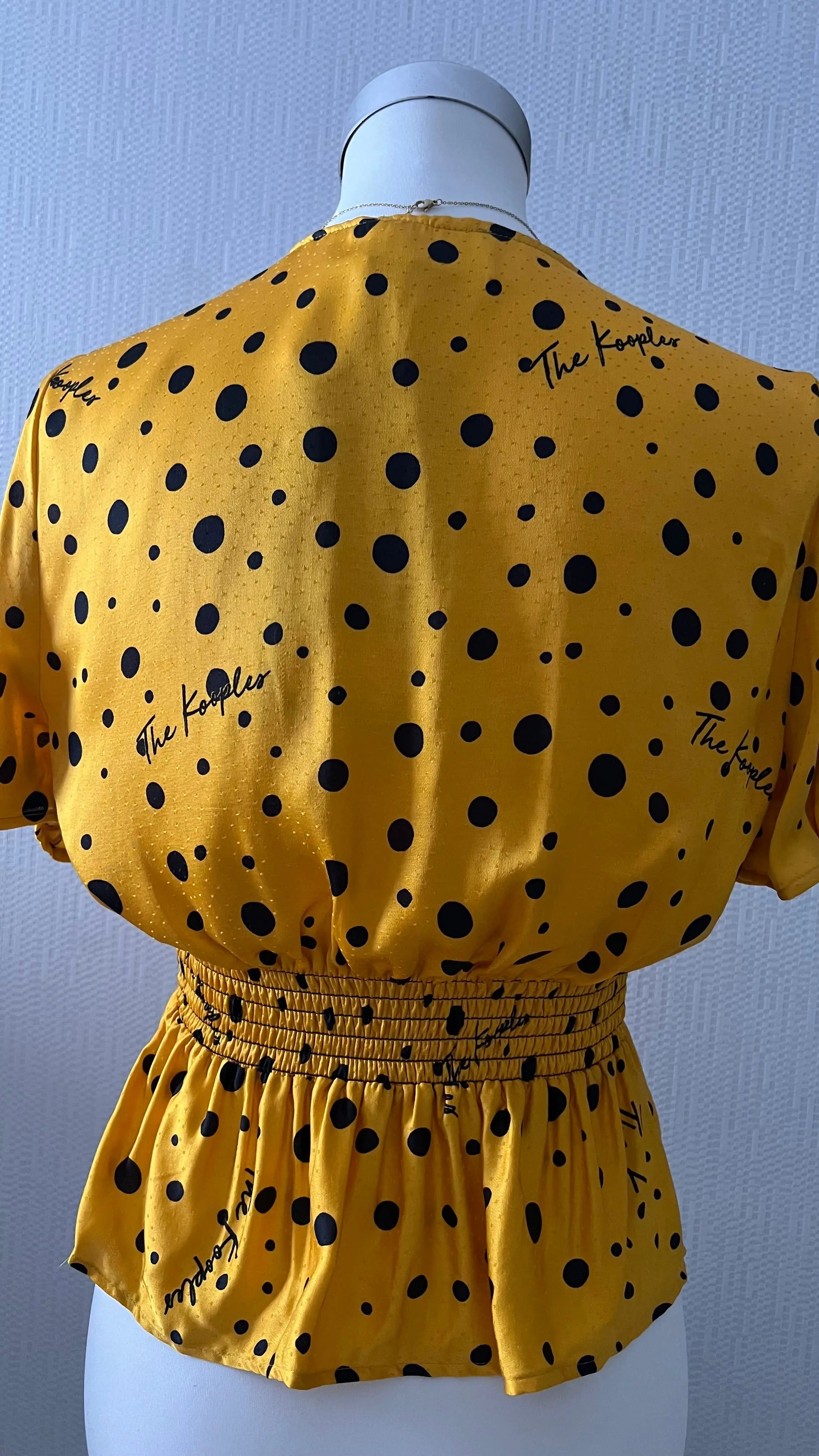 The KOOPLES Top jaune à pois noir - ARMINE'S STYLE HUB
