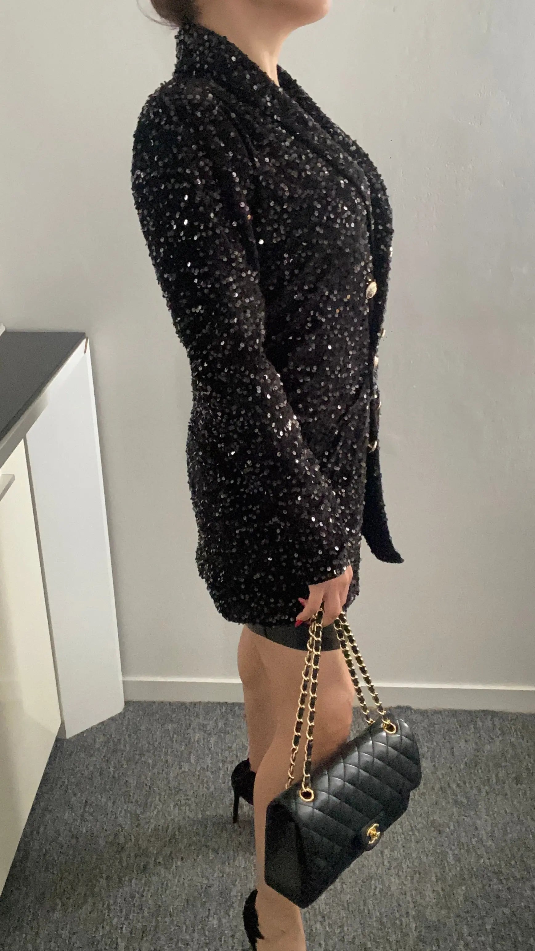 Blazer à paillettes élégant pour femme, veste tendance et brillante, idéale pour un look chic et festif. Parfait pour les soirées et événements spéciaux.