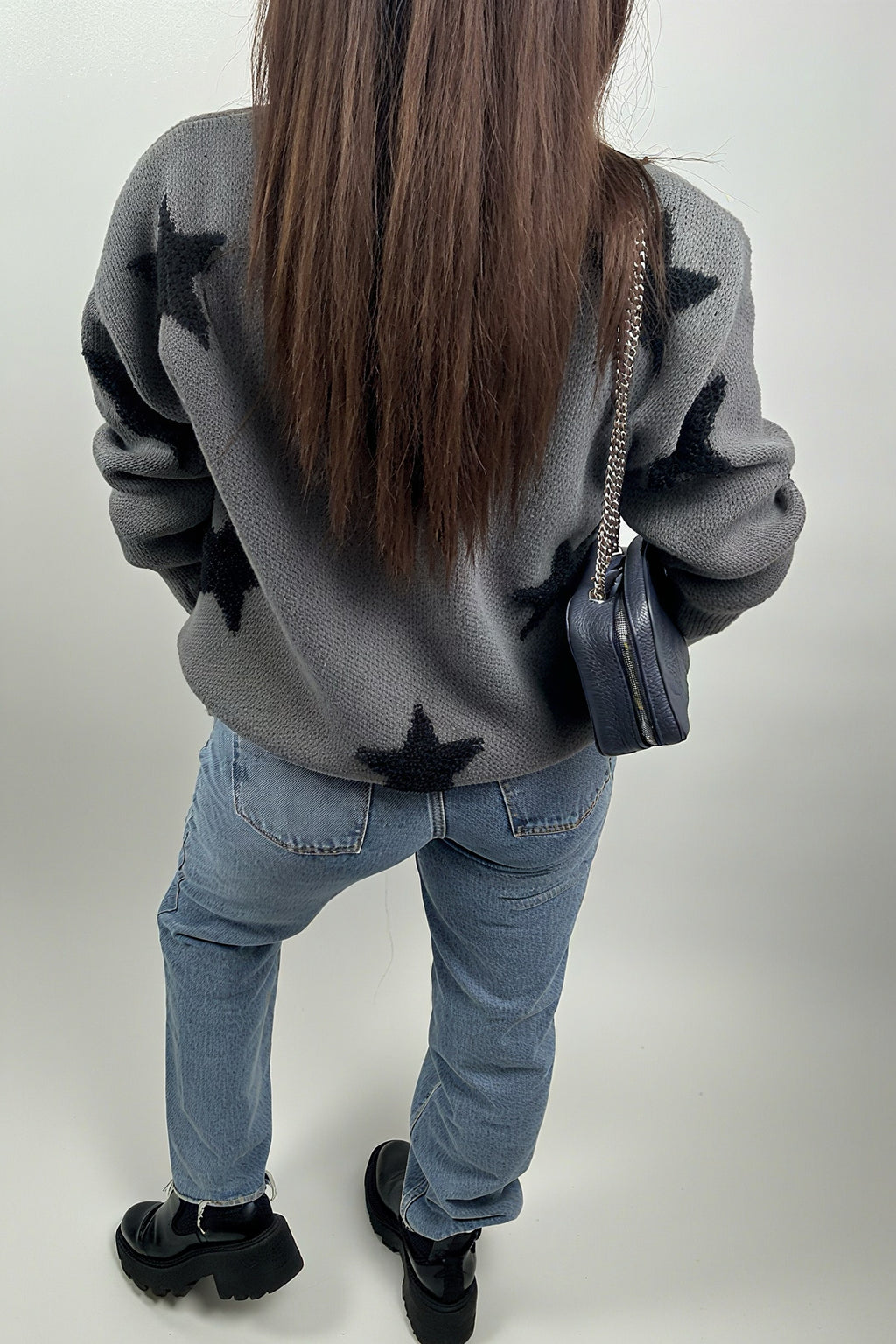 Pull Femme Épais à Col Rond avec Effet Chemise Amovible – Motif Étoiles, Tricot Chaud et Élégant Gris Foncé & Noir