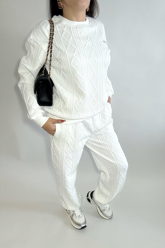 Ensemble femme 2 pièces composé d’un sweat-shirt texturé à manches longues et d’un pantalon assorti, disponible en blanc et noir, style décontracté et élégant.