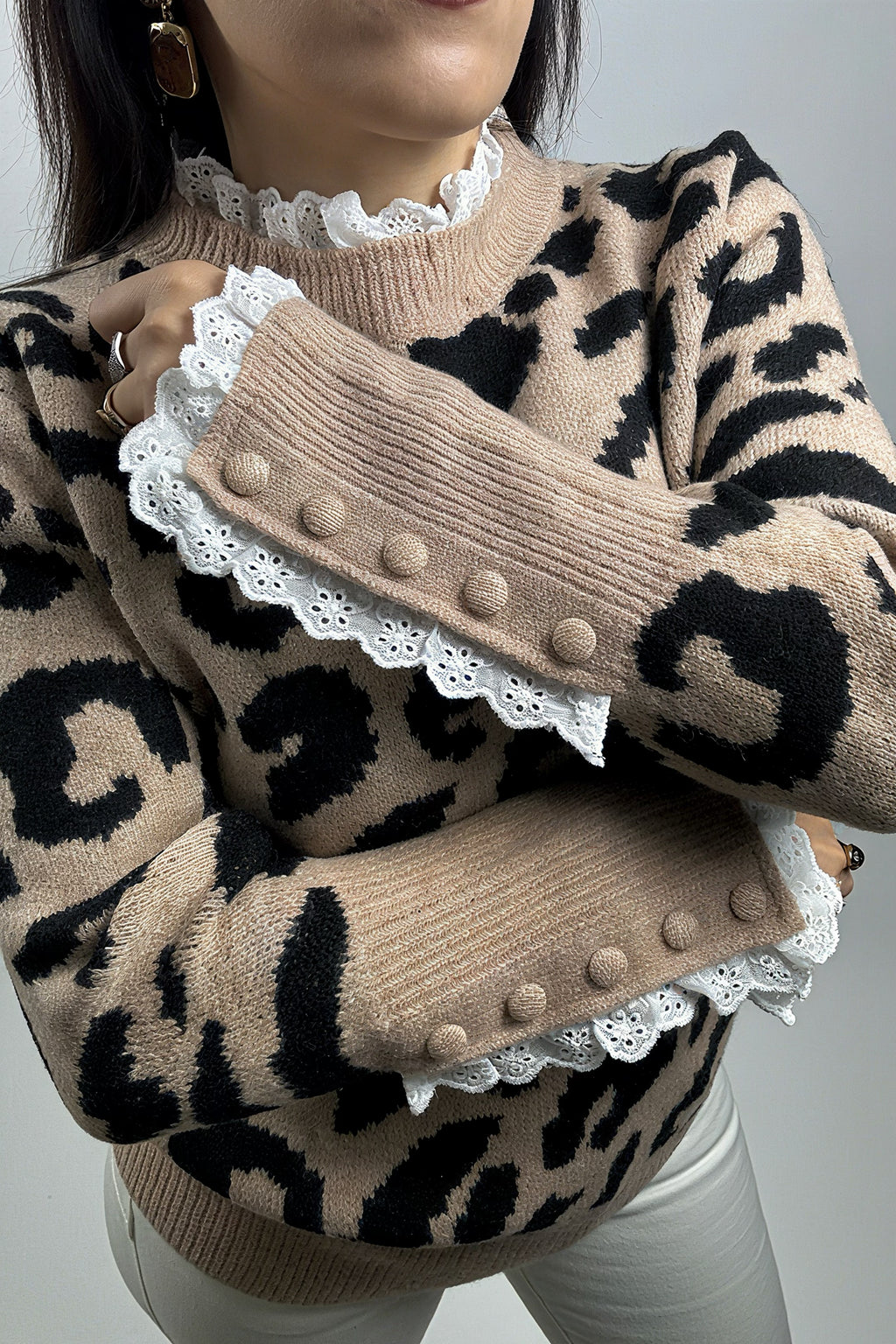 Pull Femme Imprimé Léopard – Col Rond, Manches Volantées et Ourlet Câblé, Élégant et Décontracté