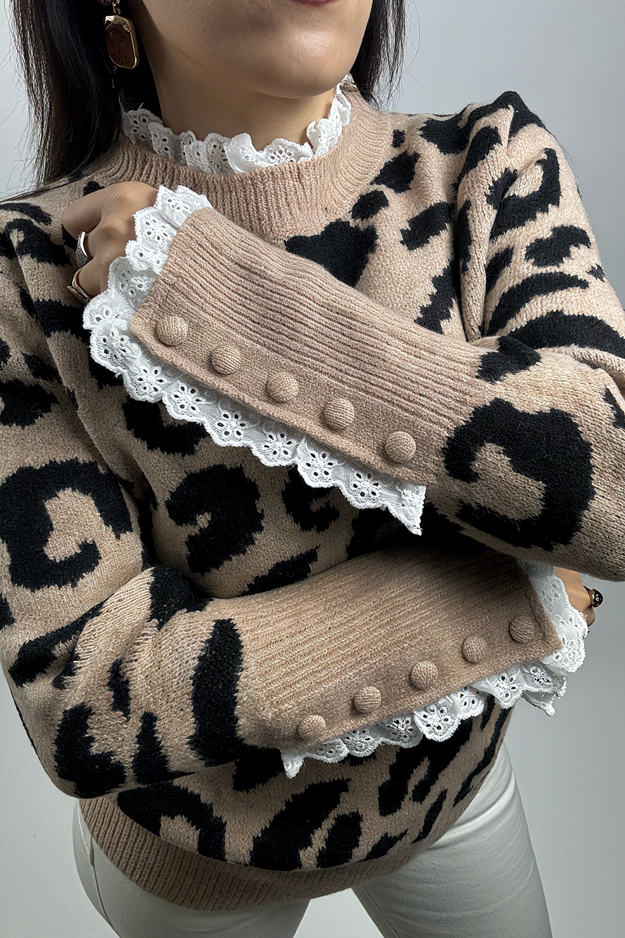 Pull Femme Imprimé Léopard – Col Rond, Manches Volantées et Ourlet Câblé, Élégant et Décontracté