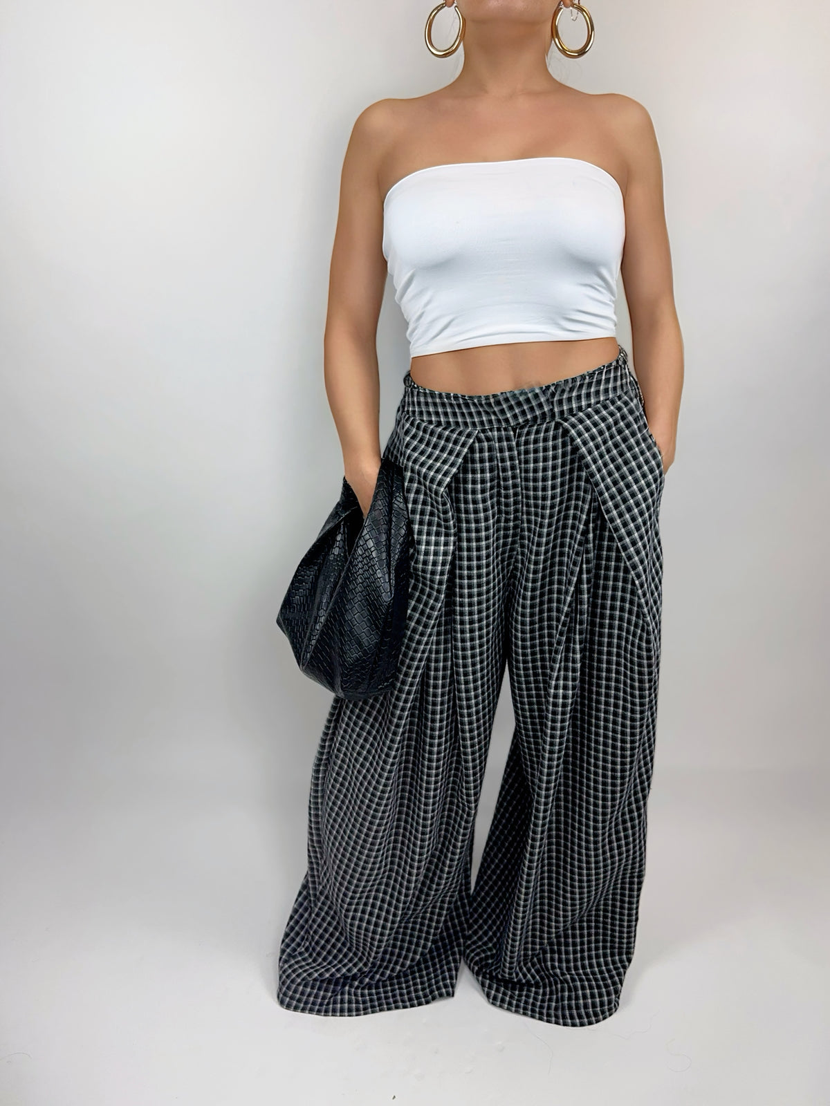 Pantalon large à carreaux noir et blanc – Coupe fluide & tendance
