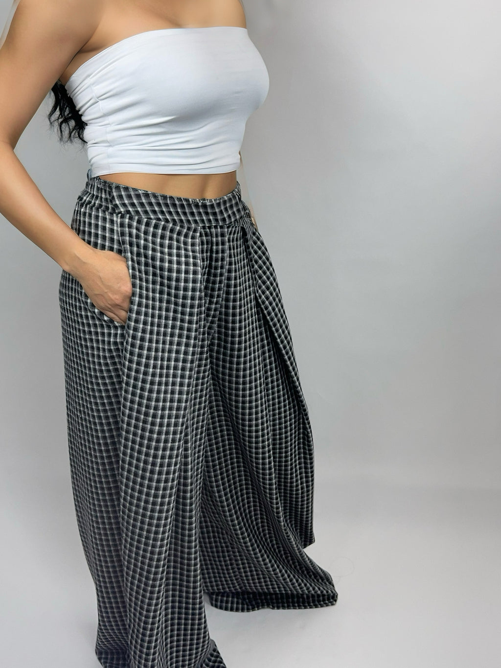 Pantalon large à carreaux noir et blanc – Coupe fluide & tendance
