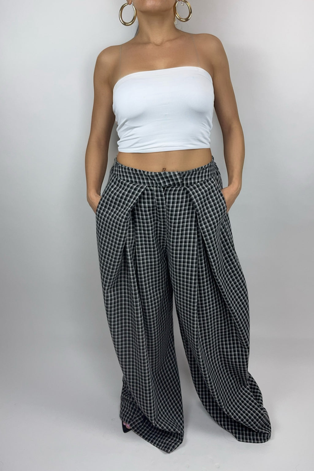 Pantalon large à carreaux noir et blanc – Coupe fluide & tendance