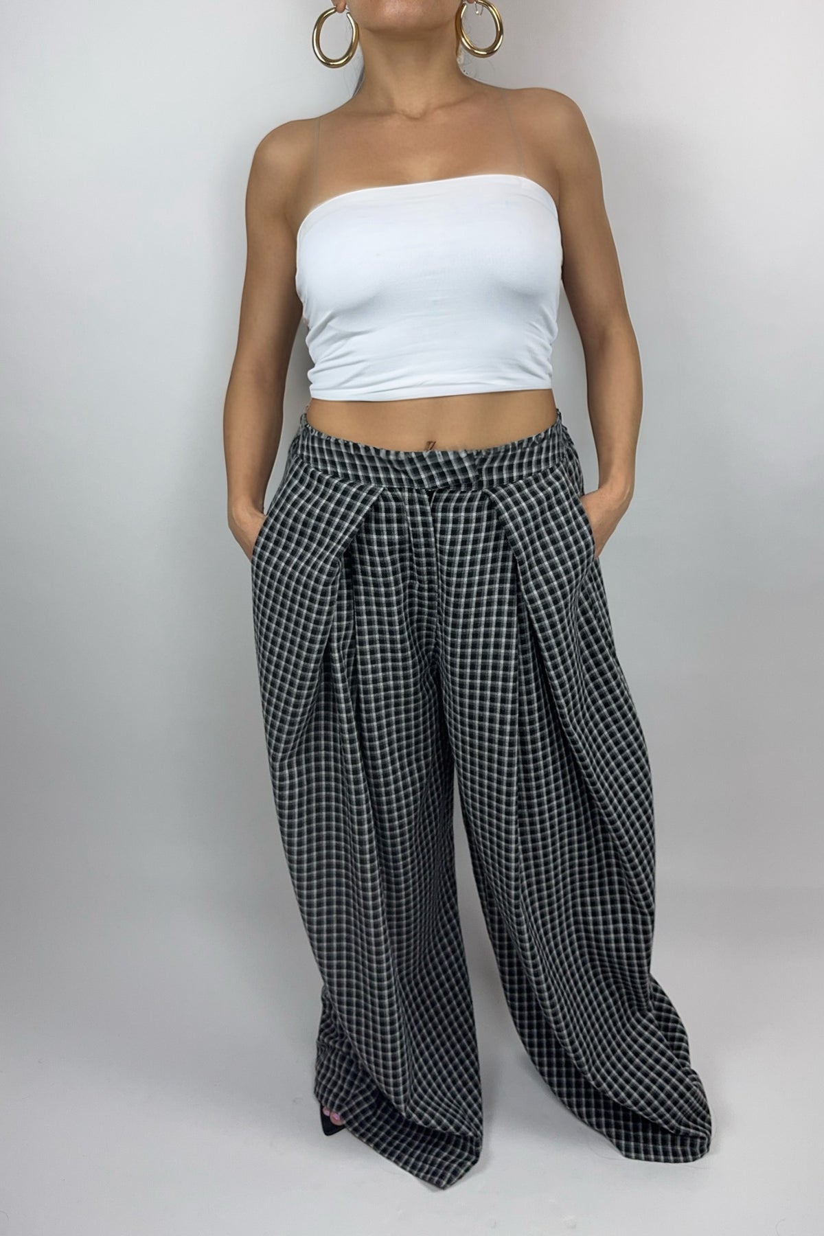 Pantalon large à carreaux noir et blanc – Coupe fluide & tendance