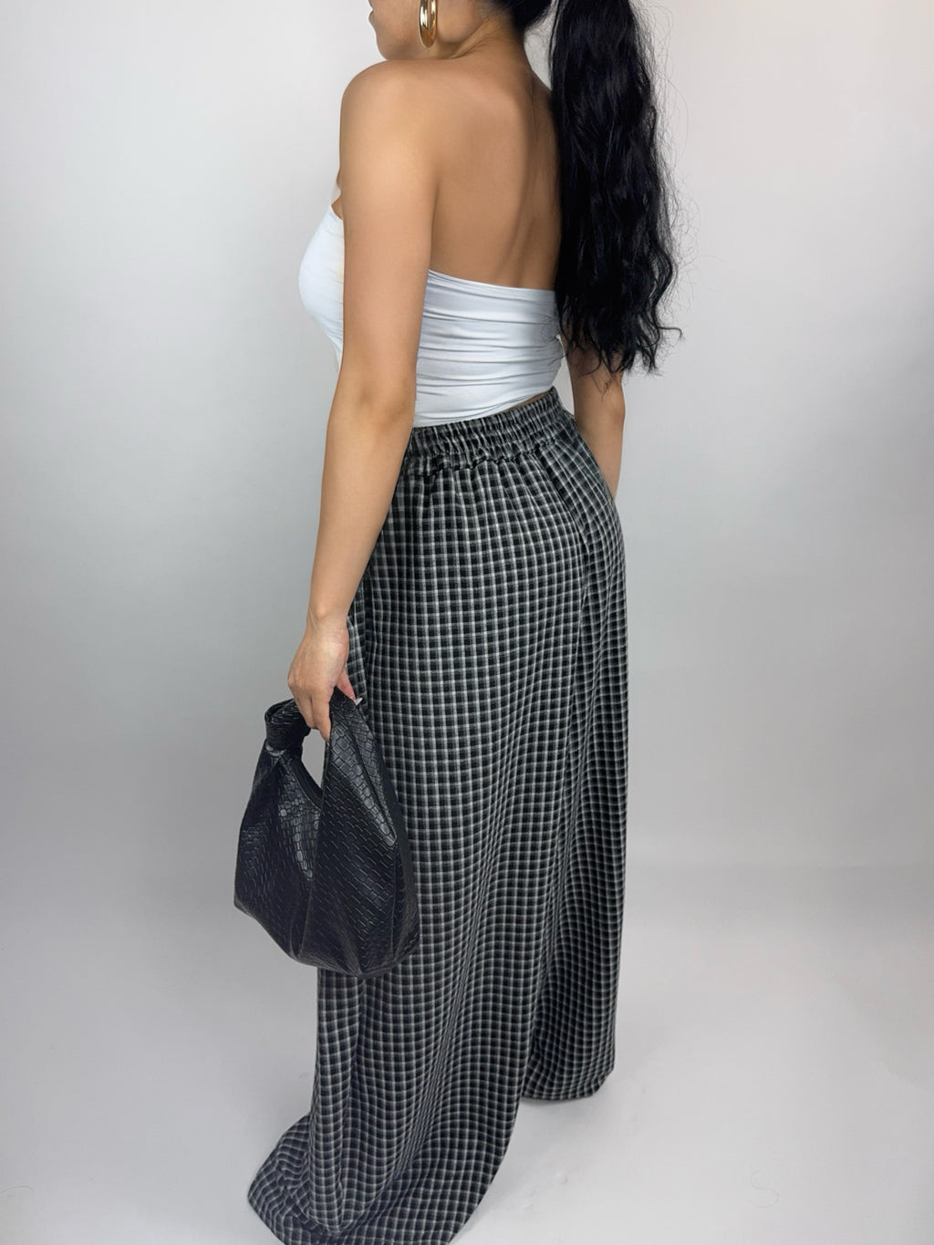 Pantalon large à carreaux noir et blanc – Coupe fluide & tendance