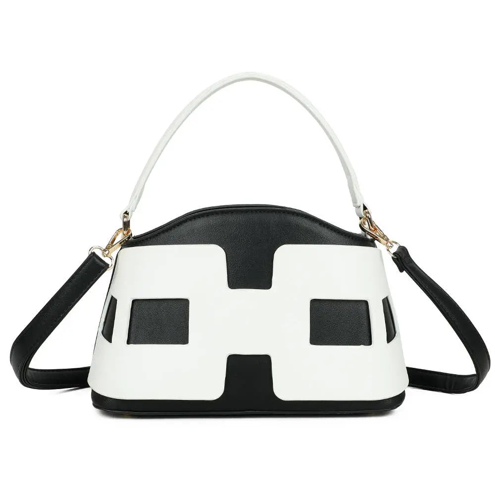 Avec sa forme arquée et son motif géométrique audacieux, le sac Nova incarne un design résolument moderne. Disponible en noir ou en blanc, il joue sur les contrastes pour offrir une silhouette contemporaine et élégante.

Polyvalent et sécurisé, il est doté d’une fermeture zippée pour garder vos essentiels en toute sécurité. Son format pratique vous permet de le porter à la main ou en bandoulière, selon votre style et vos envies.
À l’intérieur, son espace généreux accueille facilement téléphone, portefeuille