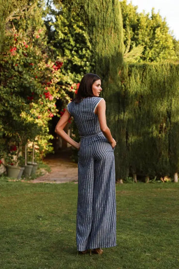 "Ensemble Piero Femme – Gilet manches courtes et pantalon large en lin rayé bleu et blanc – Été 2025"

